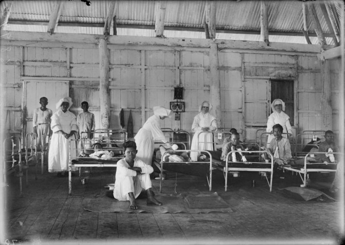A group of patients and nurses in the early 20th century Philippines.
